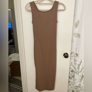 Elegant Sleeveless Ribbed Midi Dress in Tan